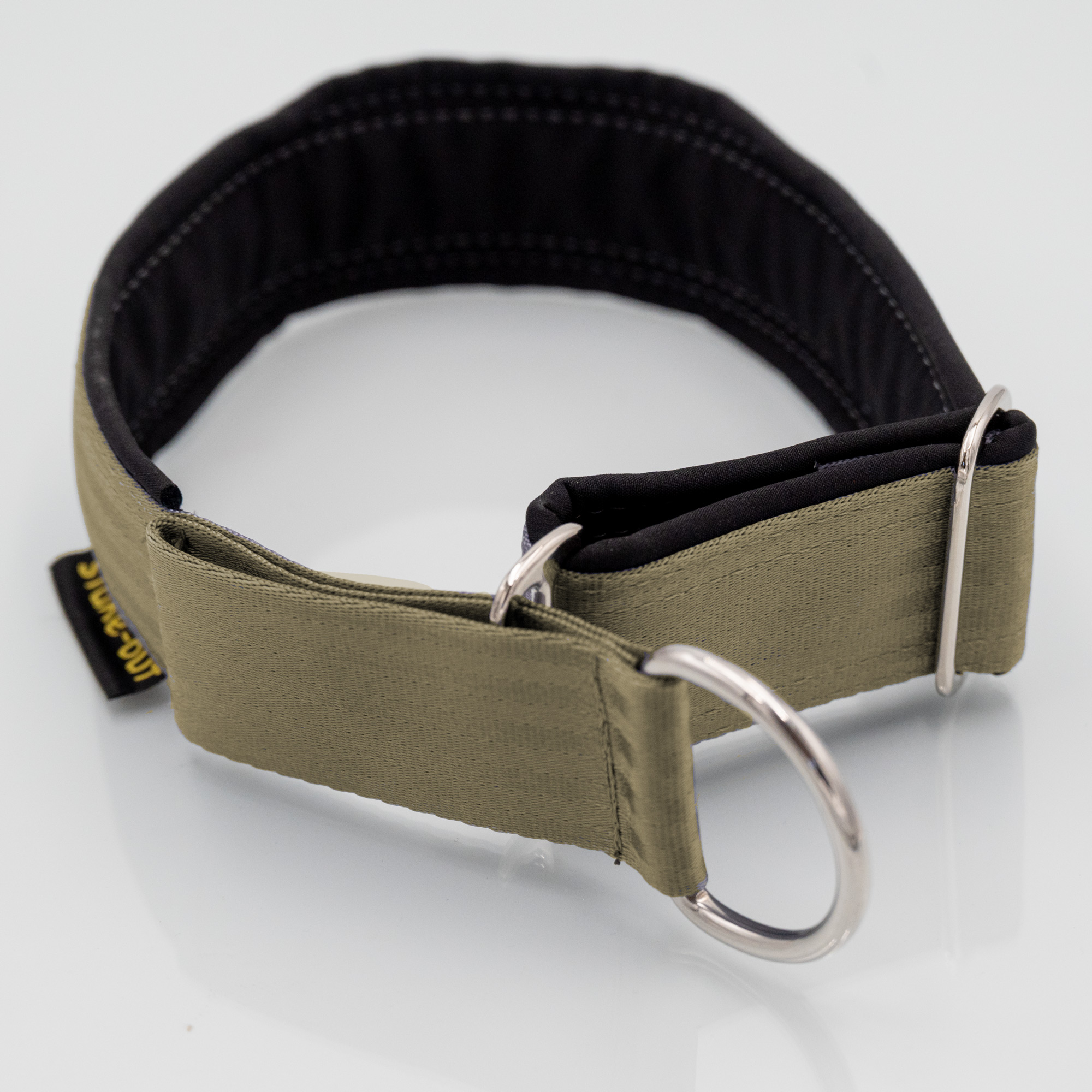 Zugstopp-Hundehalsband in Oliv/Schwarz mit Softshell – Frontansicht