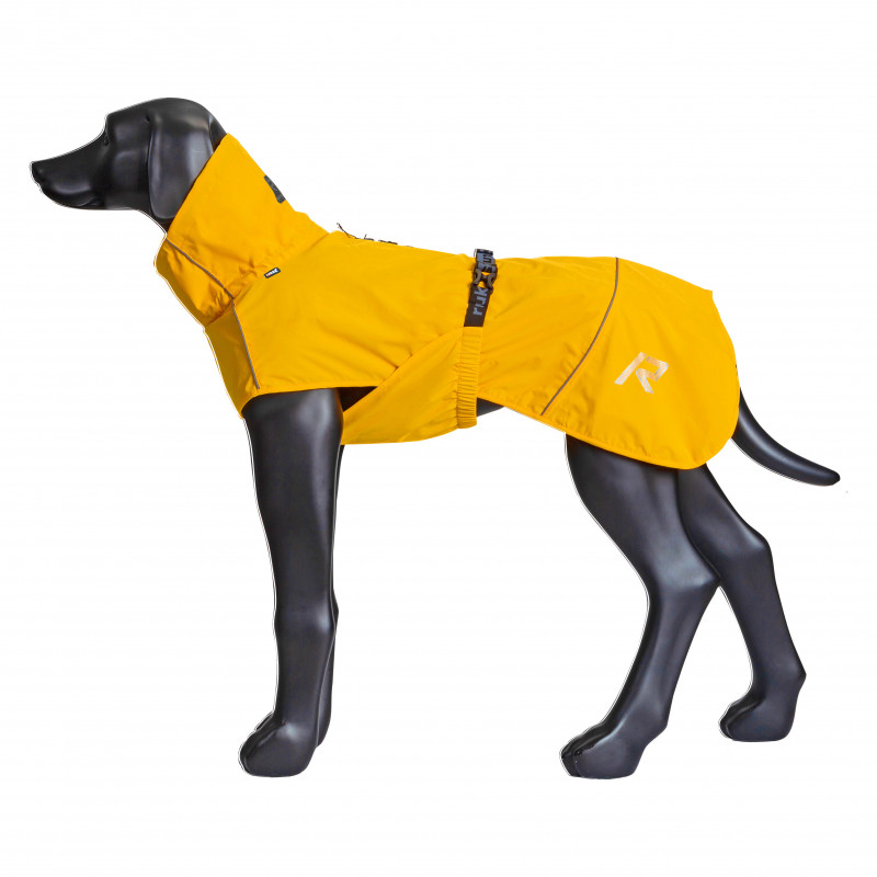 Hund trägt den gelben RukkaPets Regenmantel Hayton ECO in Seitenansicht, wasserdicht und reflektierend für Spaziergänge im Regen.