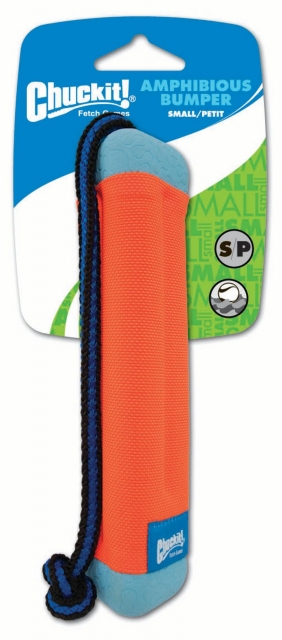 Chuckit! Amphibious Bumper in Orange – schwimmendes Hundespielzeug mit robustem Nylonüberzug und Wurfseil für Apportierspiele im Wasser und an Land.