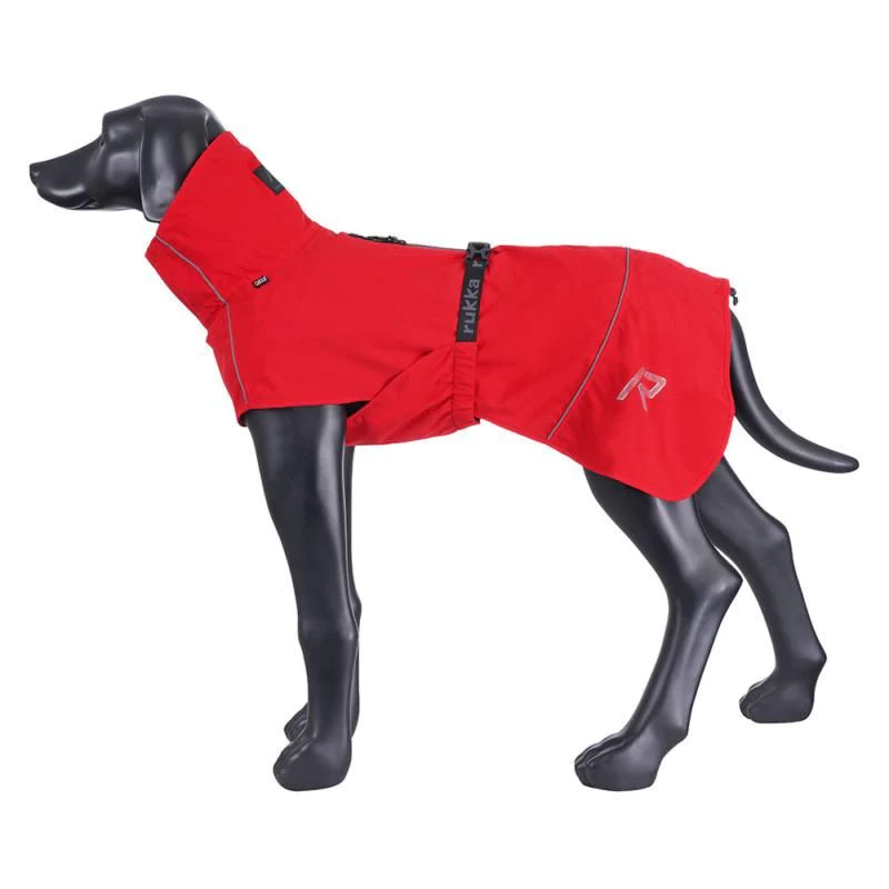 Hund trägt den roten RukkaPets Regenmantel Hayton ECO in Seitenansicht, wasserdicht und reflektierend für optimalen Wetterschutz.