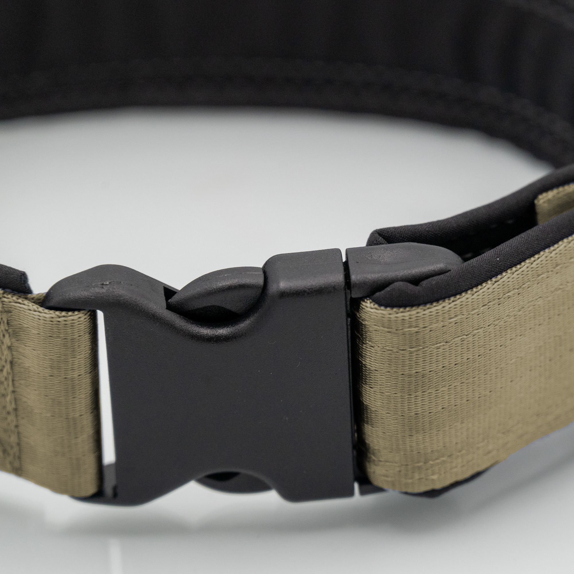 Oliv/Schwarz Sicherheitsgurt-Hundehalsband in Oliv/Schwarz mit Softshell-Polsterung und Steckschnalle