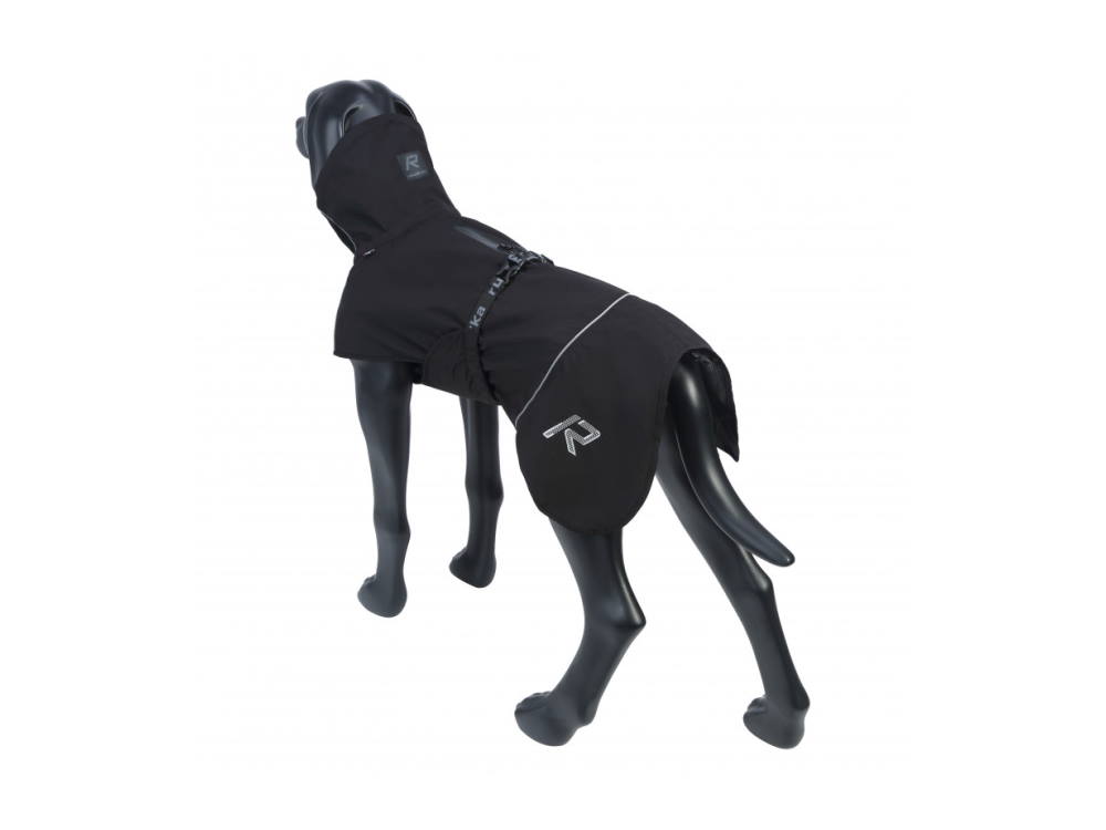 Hund in Rückansicht mit dem schwarzen RukkaPets Regenmantel Hayton ECO, sicherer Sitz durch verstellbare Gurte und reflektierende Elemente.