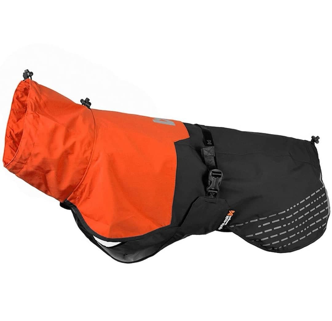 Nonstop Dogwear Fjord Regenmantel in Orange, wasserdichter Hundemantel mit reflektierenden Details und sicherem Sitz.