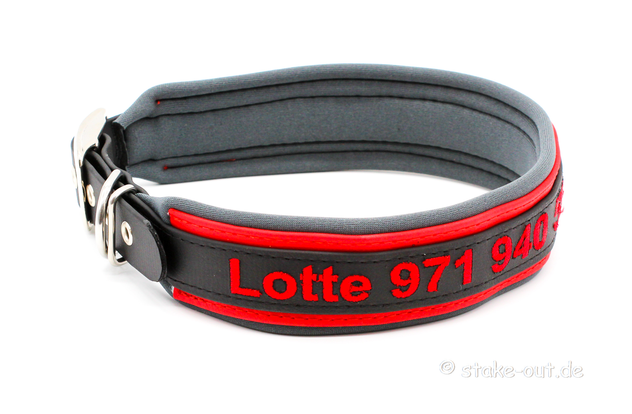 in Schwarz/Grau mit Softshell-Polsterung und Gürtelschnalle Biothane Hundehalsband Schwarz/Grau bestickt Besticktes Biothane-Hundehalsband in Schwarz/Grau mit Softshell-Polsterung und Gürtelschnalle