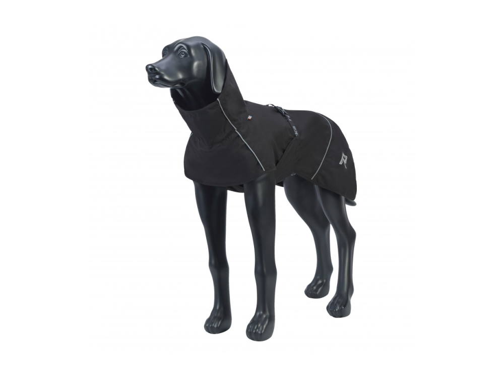 Hund trägt den schwarzen RukkaPets Regenmantel Hayton ECO in Frontansicht, ergonomische Passform und hoher Kragen für Schutz bei Regen.
